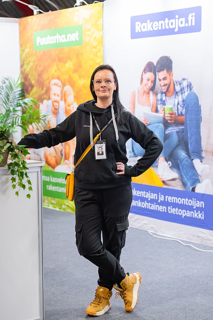 Banderollit asennettuna takaseinälle