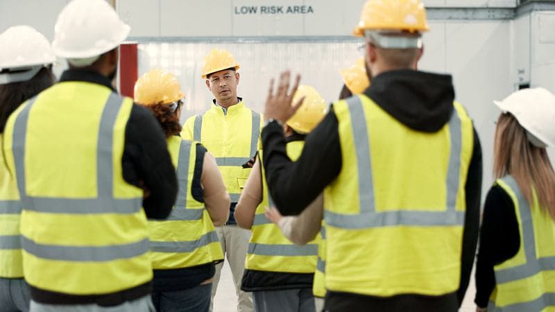 Työntekijöiden töihin perehdytys työvaatteet päällä