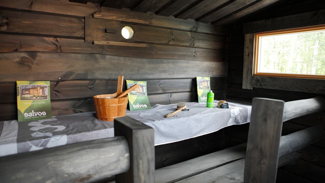 musta sauna sisäpuolelta. mustat lauteet ja seinä