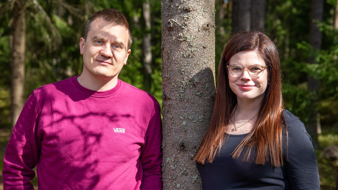 Kai ja Karoliina tonttivarauksen jälkeen