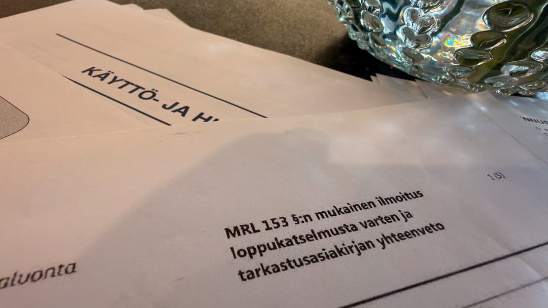 käyttöönottotarkastuksen papereita pöydällä